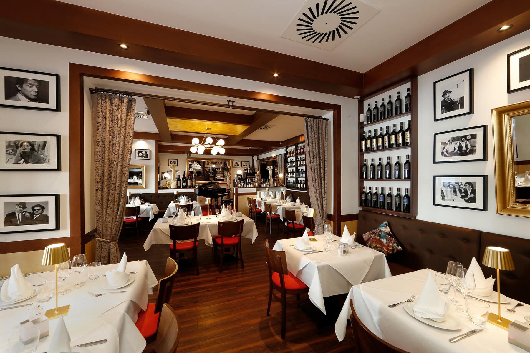 Gastraum des italienischen Restaurants La Cantina Rosso in Berlin-Wilmersdorf