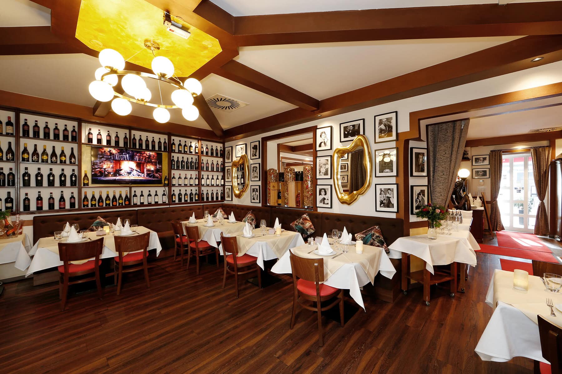 Stimmungsvoller Innenraum im italienischen Restaurant La Cantina Rosso in Berlin-Wilmersdorf