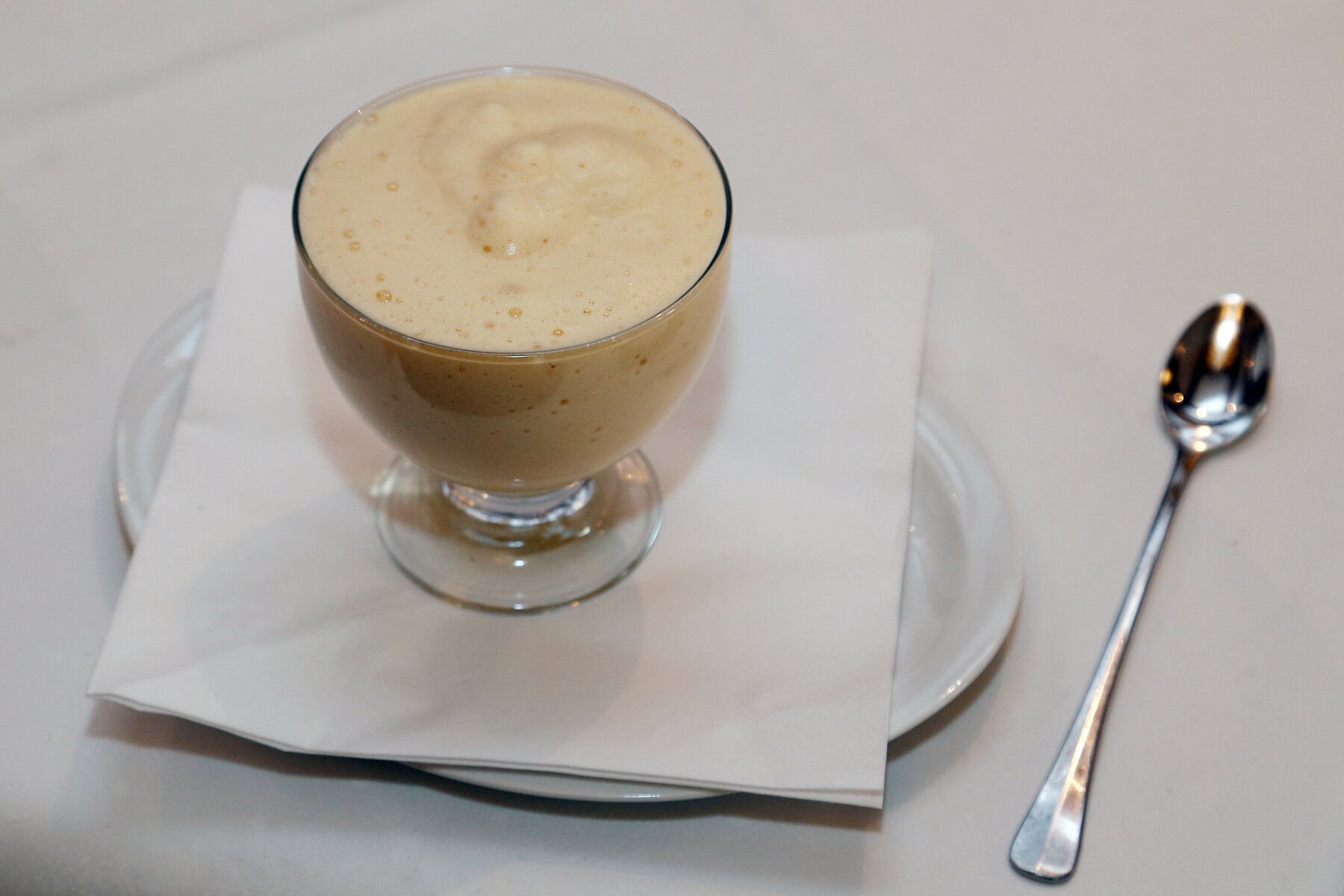 Hausgemachtes Zabaione-Dessert im italienischen Restaurant La Cantina Rosso in Berlin-Wilmersdorf