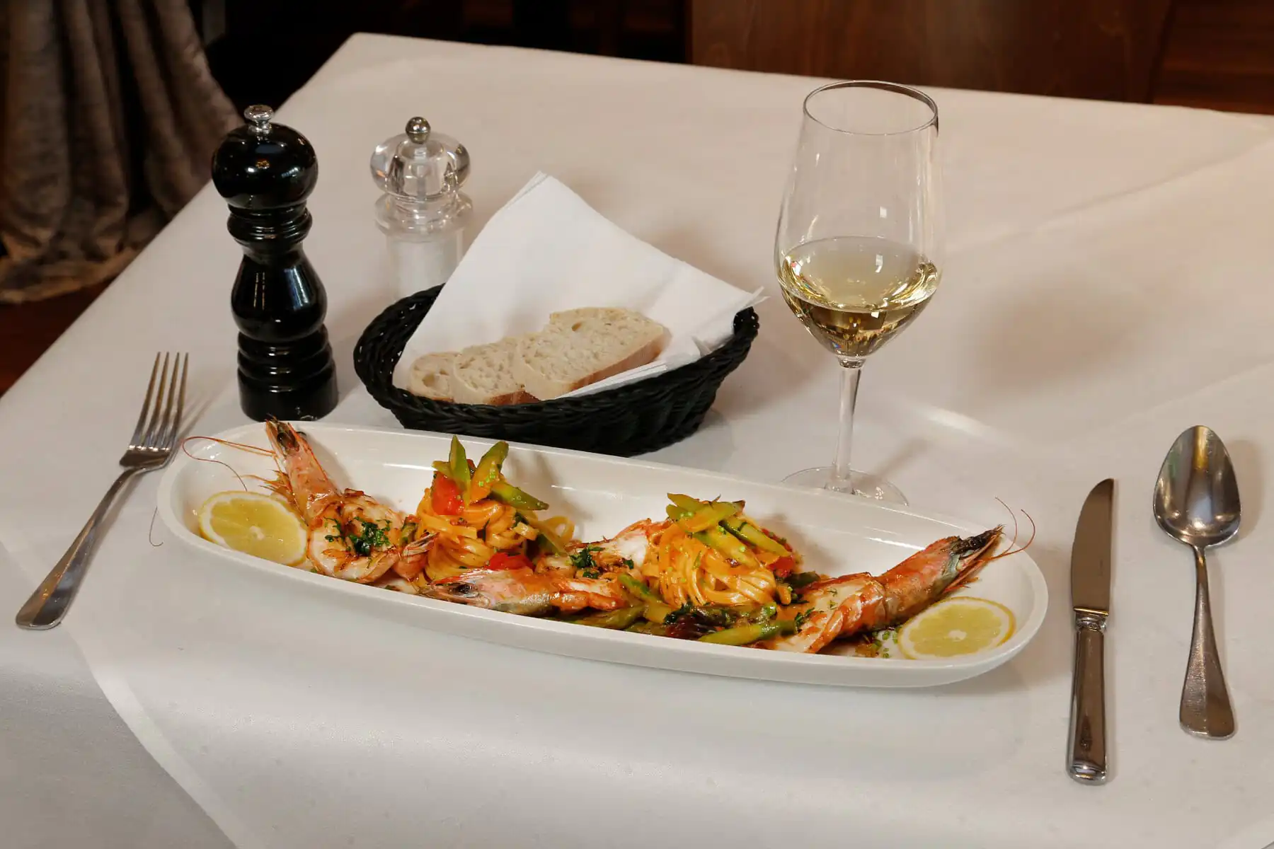 Frisch zubereitete italienische Pasta mit Gemüse