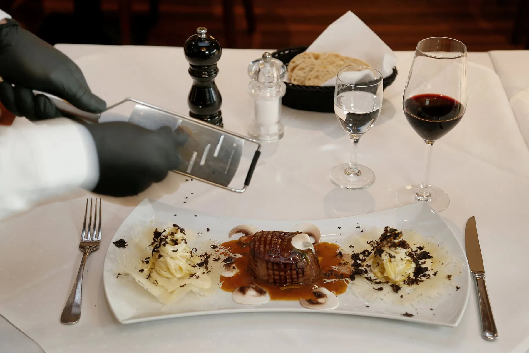 Romantisches Abendessen mit Wein und Kerzenlicht