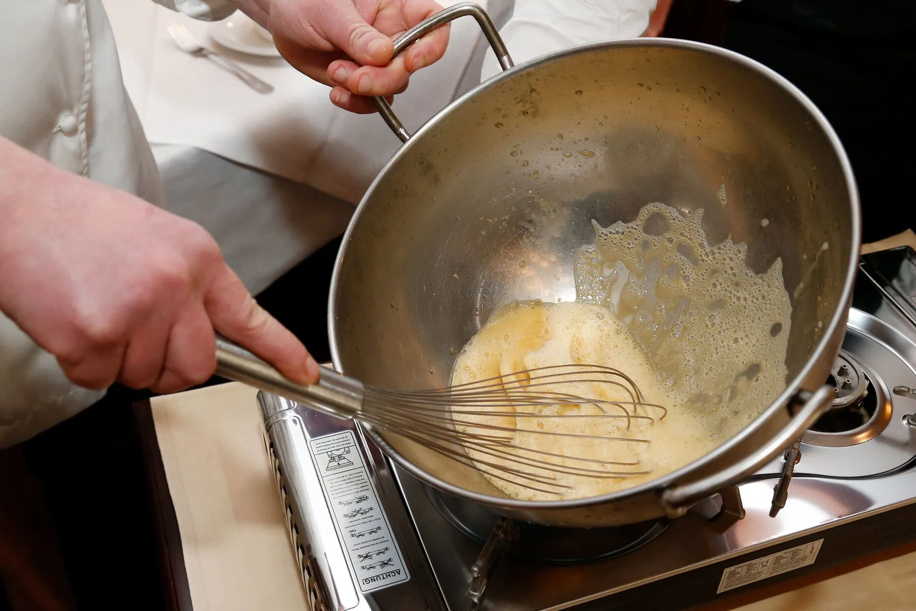 Italienisches Dessert wird am Tisch zubereitet